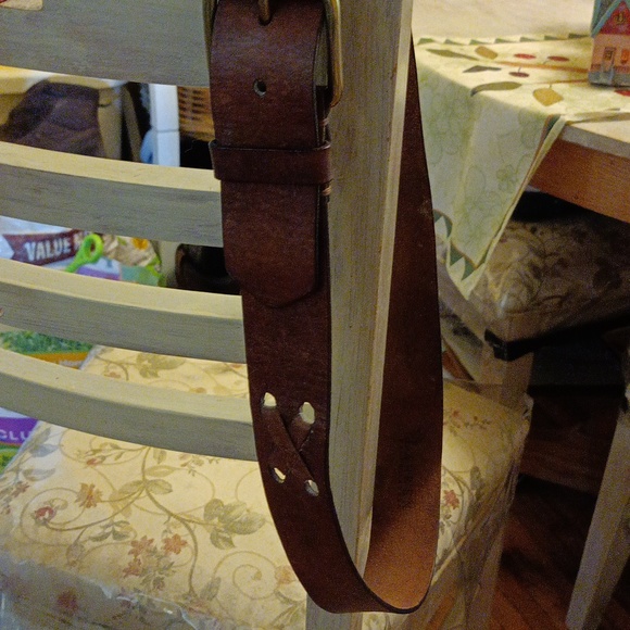 Woman's leather belt.. beautiful belt been sitting in my closet..to small for me - Picture 5 of 16